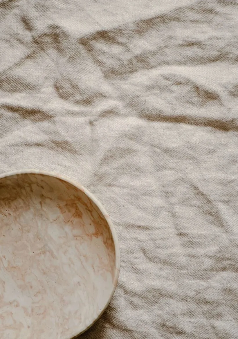 リネンの上に置いた陶器の器（イメージ写真）